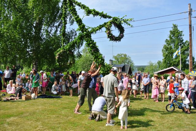 RaisingTheMaypole